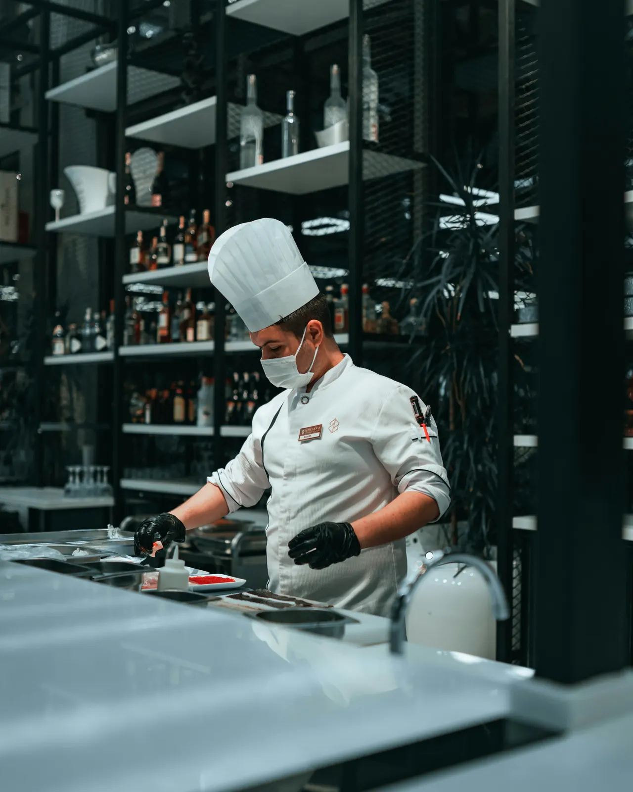 Chef preparando alimentos em uma bancada de cozinha profissional